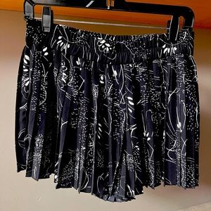 Leith - Black & White “ Pull on” Pleated Skort with Elastic Waist